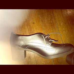 NWOT gorgeous golden taupe neutral shoe